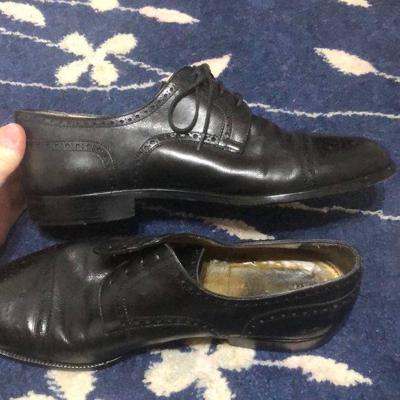 GUCCI VINTAGE BLACK LEATHER MEDALLION TOE CAPTOE SHOES 42 - Picture 4 of 6